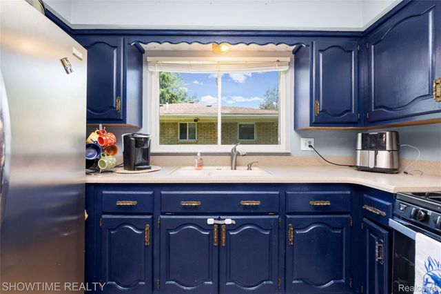 31720 Kelly Road, Roseville, MI 48066