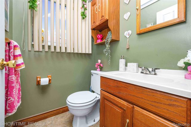 31720 Kelly Road, Roseville, MI 48066