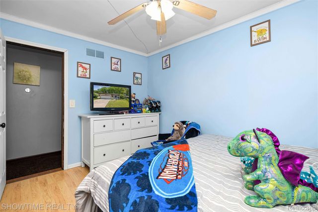 31720 Kelly Road, Roseville, MI 48066