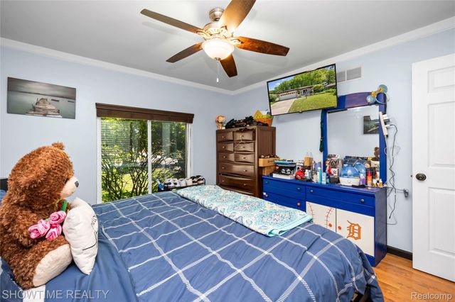 31720 Kelly Road, Roseville, MI 48066