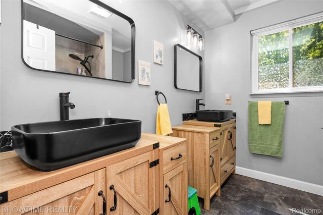 31720 Kelly Road, Roseville, MI 48066