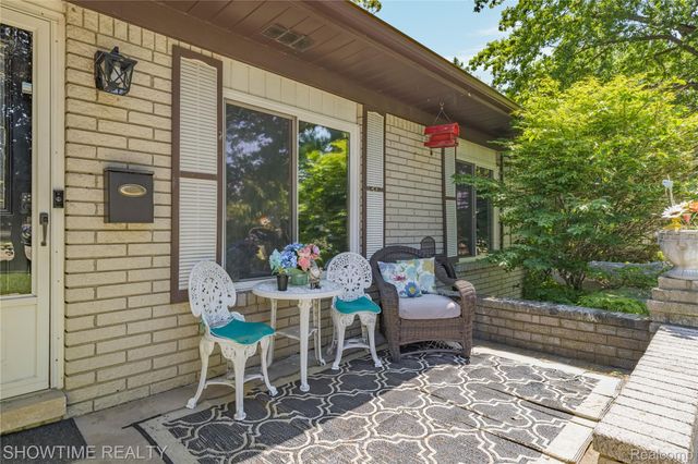 31720 Kelly Road, Roseville, MI 48066