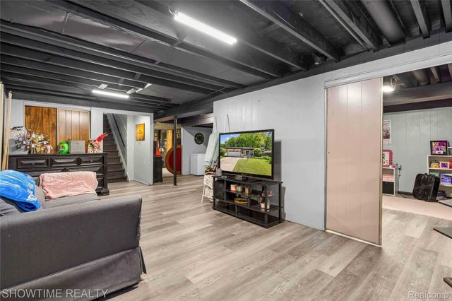 31720 Kelly Road, Roseville, MI 48066