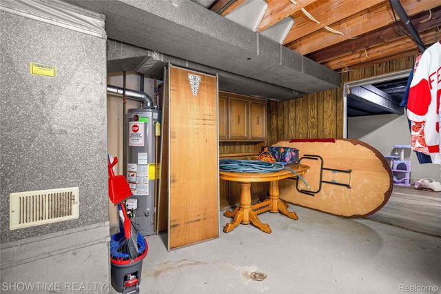 31720 Kelly Road, Roseville, MI 48066
