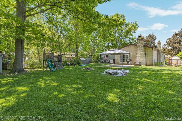 31720 Kelly Road, Roseville, MI 48066