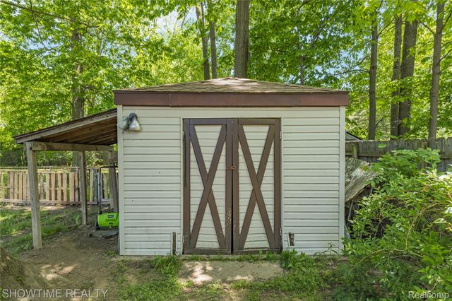 31720 Kelly Road, Roseville, MI 48066