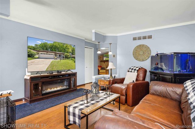 31720 Kelly Road, Roseville, MI 48066