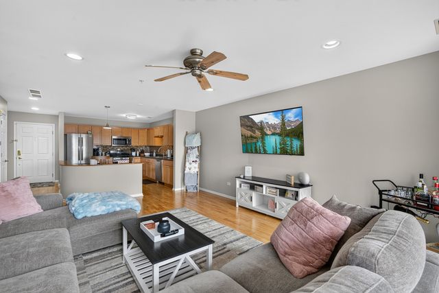 50 N Bokelman Street 534, Roselle, IL 60172