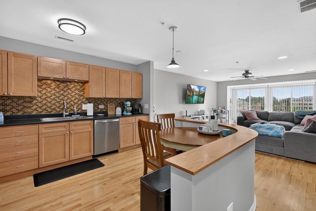 50 N Bokelman Street 534, Roselle, IL 60172