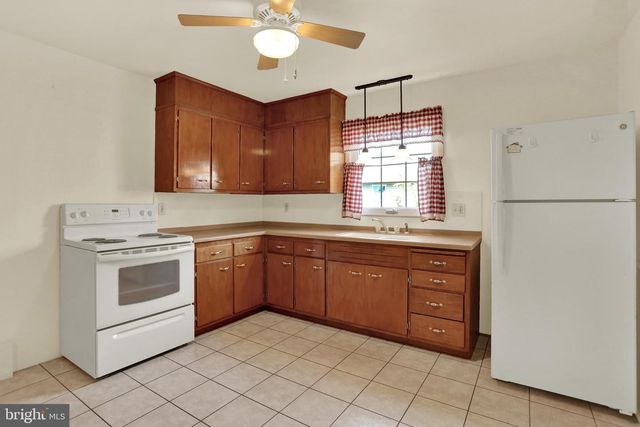 211 E RACE ST, Fleetwood, PA 19522