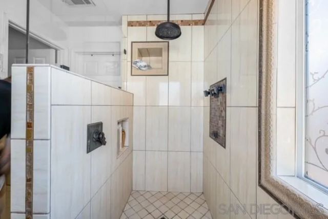 523 Hatherly St, Vista, CA 92083