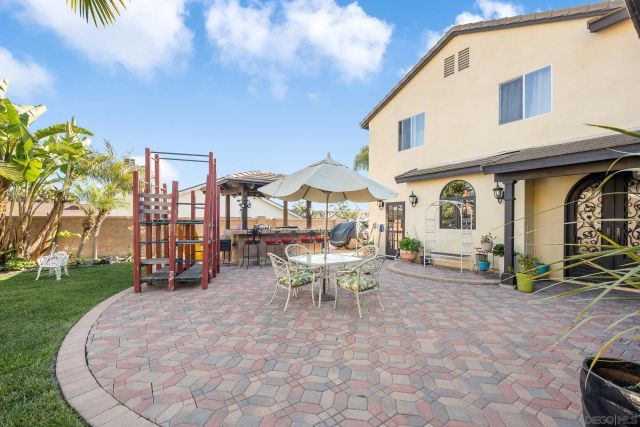 523 Hatherly St, Vista, CA 92083