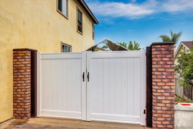523 Hatherly St, Vista, CA 92083