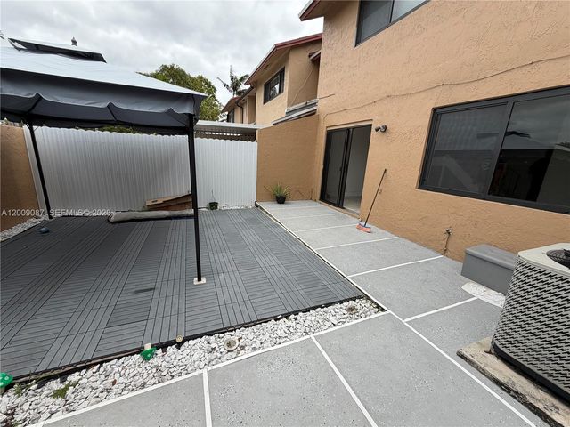 857 W 41st St 58, Hialeah, FL 33012