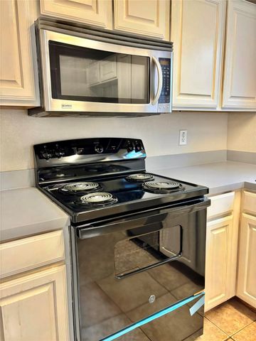 512 Hollyberry Drive, Mansfield, TX 76063