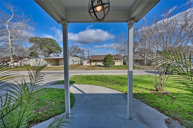 1702 Rampart Street, Columbus, TX 78934