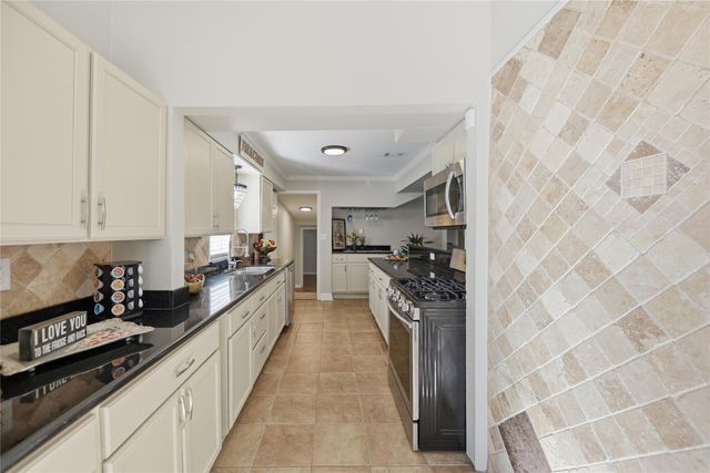 1702 Rampart Street, Columbus, TX 78934