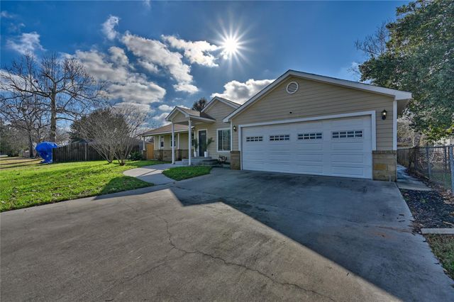 1702 Rampart Street, Columbus, TX 78934