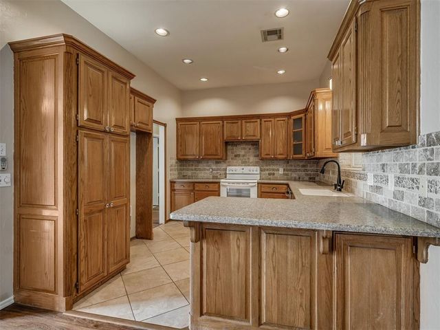 1085 Pioneer Road, Tuttle, OK 73089