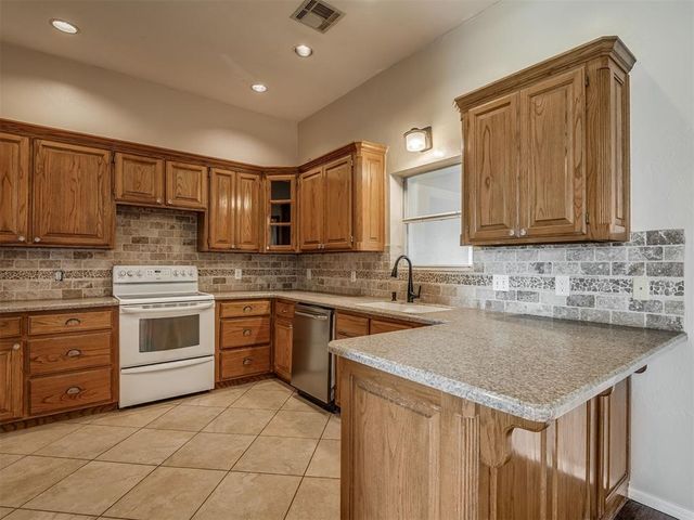 1085 Pioneer Road, Tuttle, OK 73089