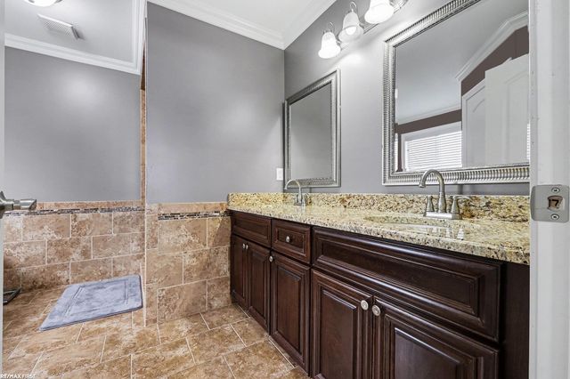 18011 Humber Bridge Drive, Macomb, MI 48042