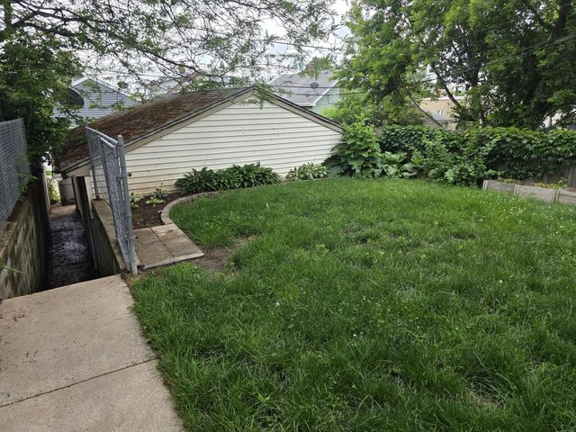 331 E Deer PLACE, Milwaukee, WI 53207