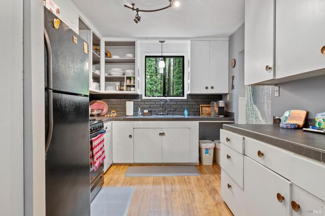 18 Wildwood Ln, Cazadero, CA 95421