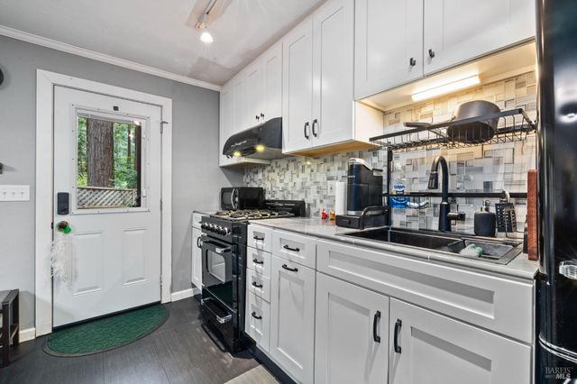 18 Wildwood Ln, Cazadero, CA 95421