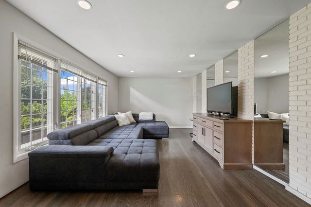 9740 Linn Avenue, Schiller Park, IL 60176