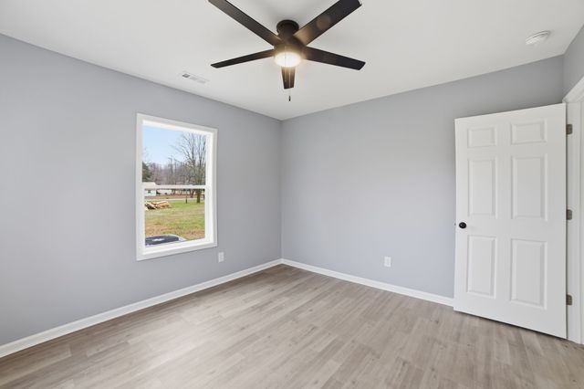 104 Fairground Dr, Waverly, TN 37185