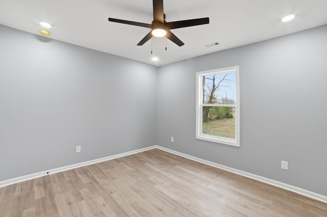 104 Fairground Dr, Waverly, TN 37185