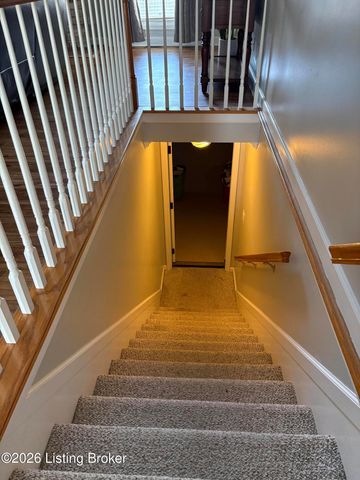 853 Shady Brook Ln, Louisville, KY 40229
