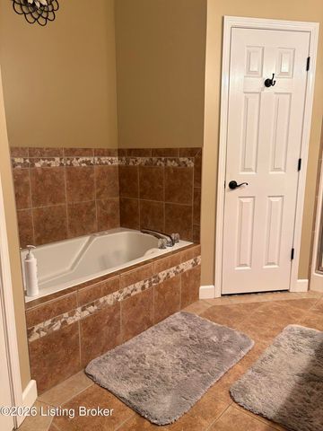 853 Shady Brook Ln, Louisville, KY 40229