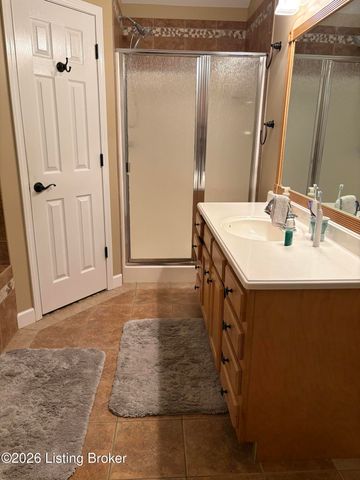 853 Shady Brook Ln, Louisville, KY 40229
