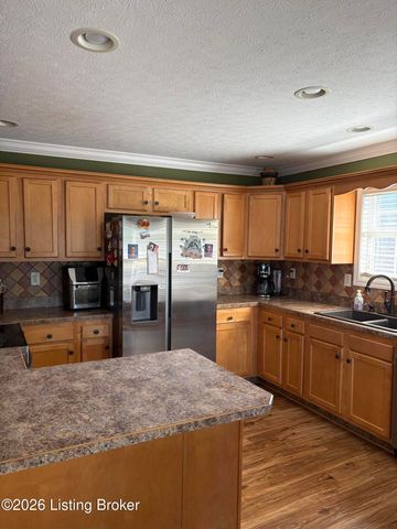 853 Shady Brook Ln, Louisville, KY 40229