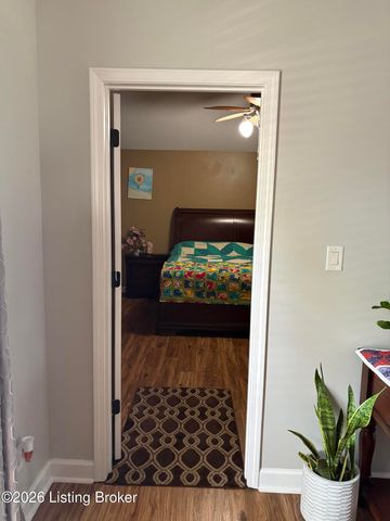 853 Shady Brook Ln, Louisville, KY 40229