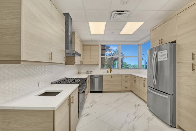 5200 N OCEAN Drive 1703, Singer Island, FL 33404