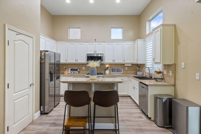 2467 Ship Rock Avenue, Tulare, CA 93274