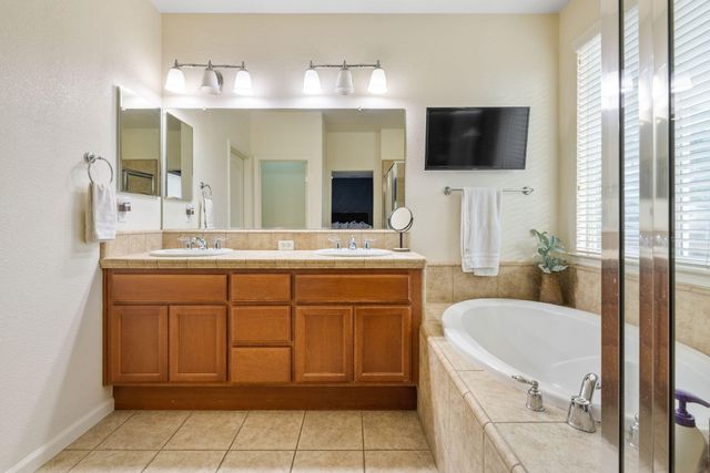 2467 Ship Rock Avenue, Tulare, CA 93274