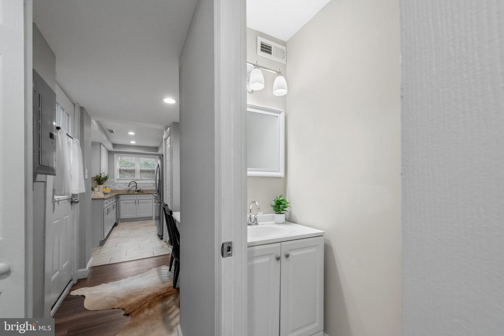 Image 10 of property listing at 607 S DURHAM ST, Baltimore, MD 21231