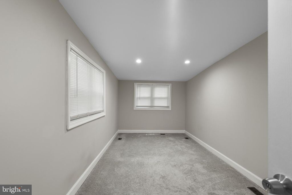 Image 14 of property listing at 607 S DURHAM ST, Baltimore, MD 21231