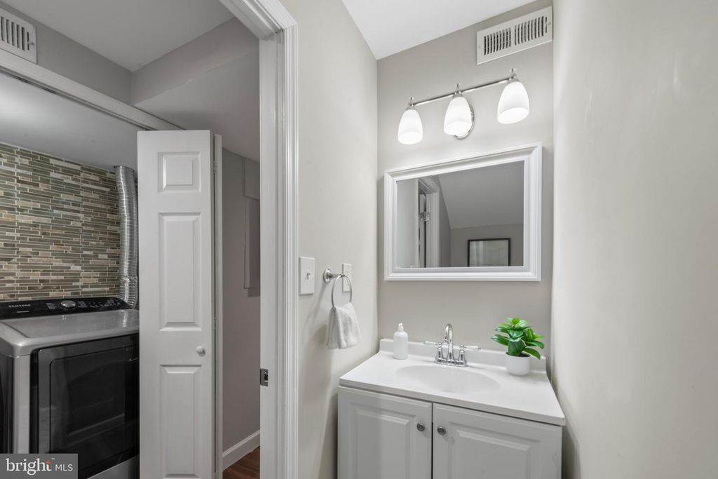 Image 16 of property listing at 607 S DURHAM ST, Baltimore, MD 21231