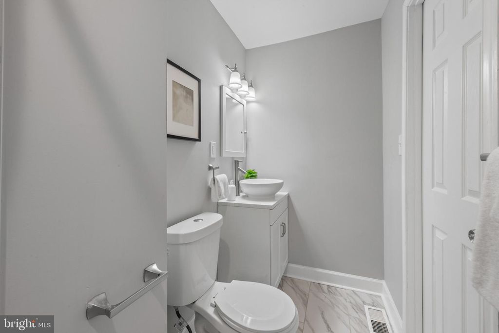 Image 18 of property listing at 607 S DURHAM ST, Baltimore, MD 21231