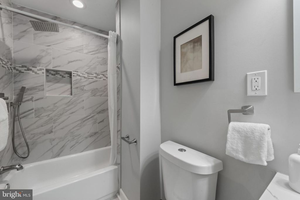 Image 19 of property listing at 607 S DURHAM ST, Baltimore, MD 21231