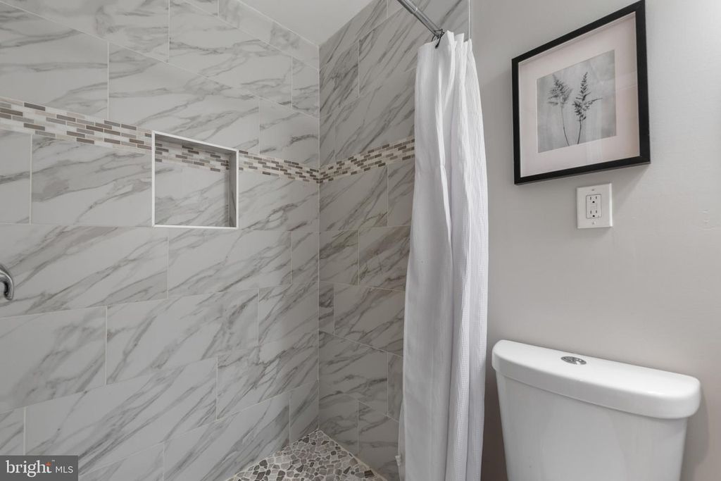 Image 21 of property listing at 607 S DURHAM ST, Baltimore, MD 21231