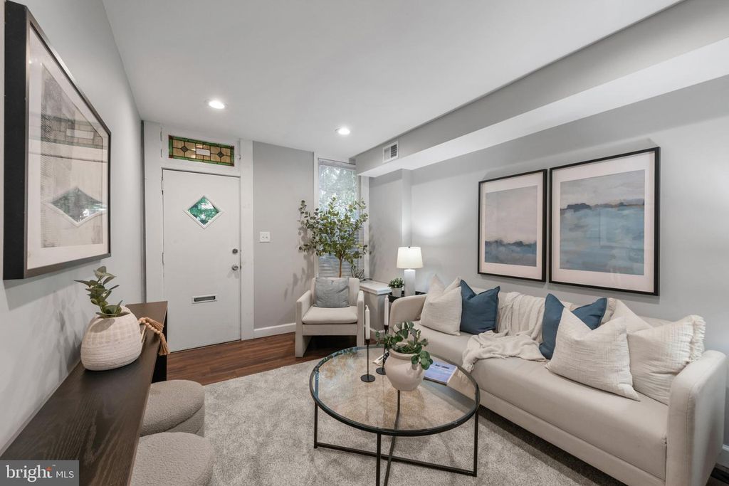 Image 3 of property listing at 607 S DURHAM ST, Baltimore, MD 21231