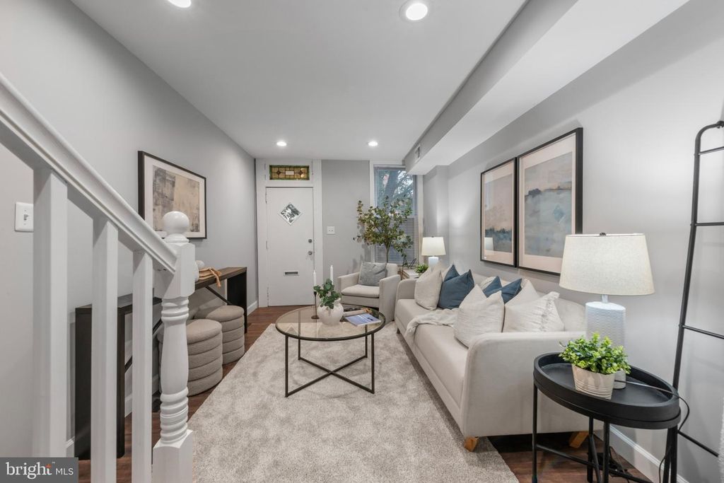 Image 4 of property listing at 607 S DURHAM ST, Baltimore, MD 21231