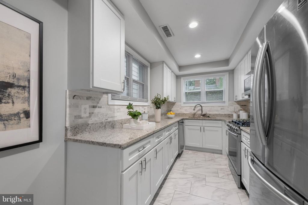 Image 6 of property listing at 607 S DURHAM ST, Baltimore, MD 21231