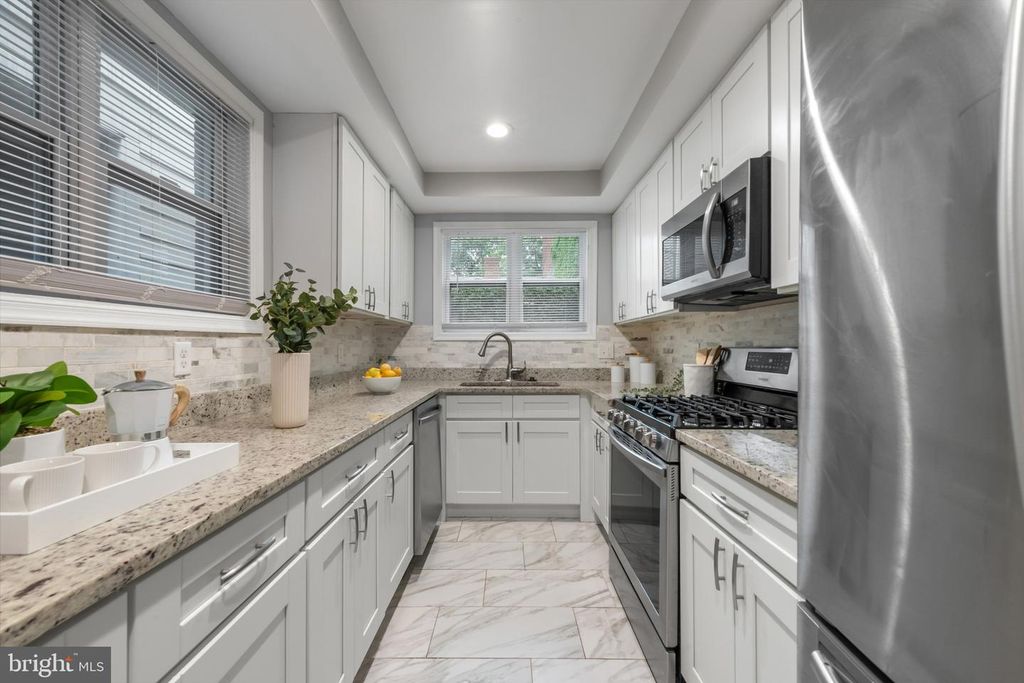 Image 7 of property listing at 607 S DURHAM ST, Baltimore, MD 21231