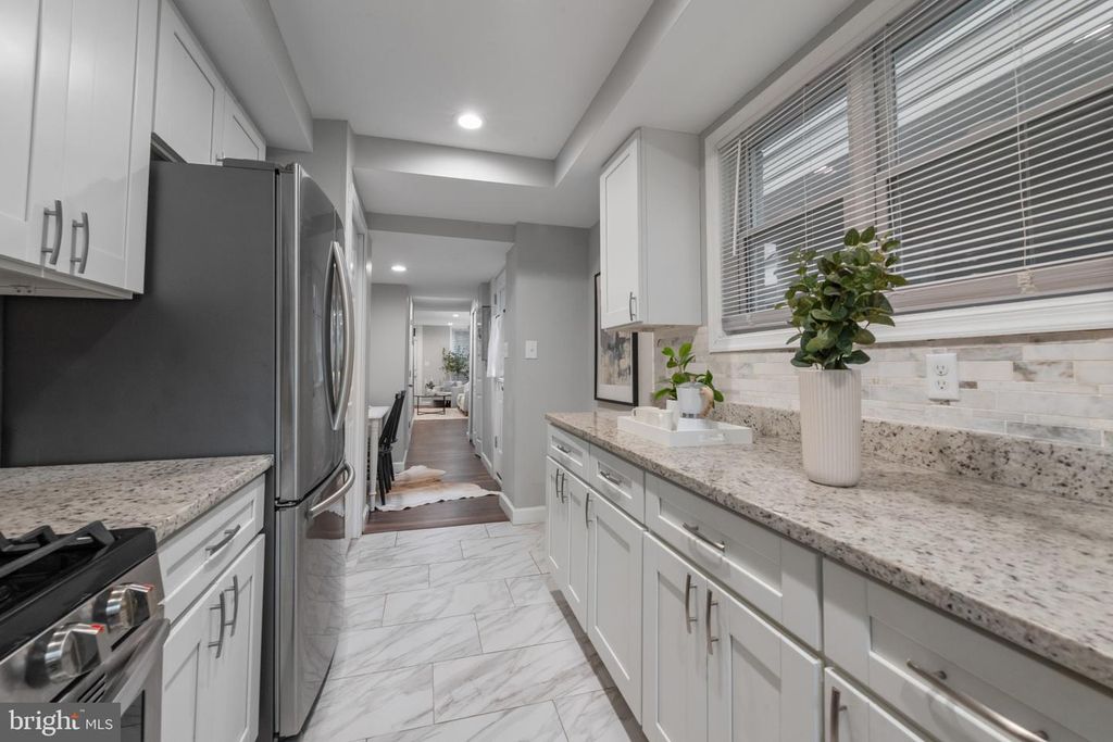 Image 8 of property listing at 607 S DURHAM ST, Baltimore, MD 21231